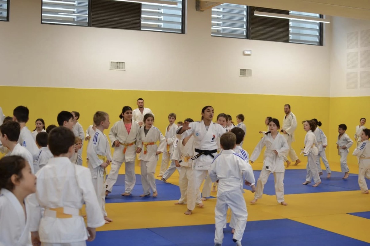Shirine Boukli anime un stage de judo avec de jeunes licenciés